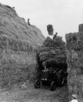 Strawstack building at Hill Farm