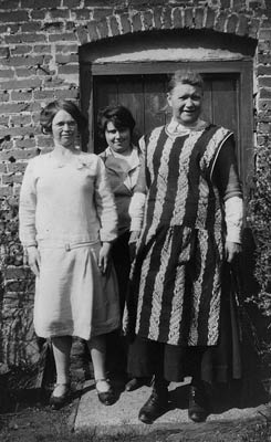 Ray Wright's aunts Rose and Rachael with grandmother, Agnes Wright